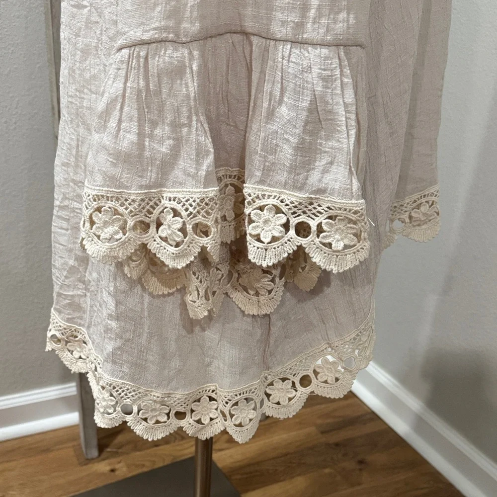 2tee Couture Cream Lace Trim High Low Blouse - Picture 6 of 6